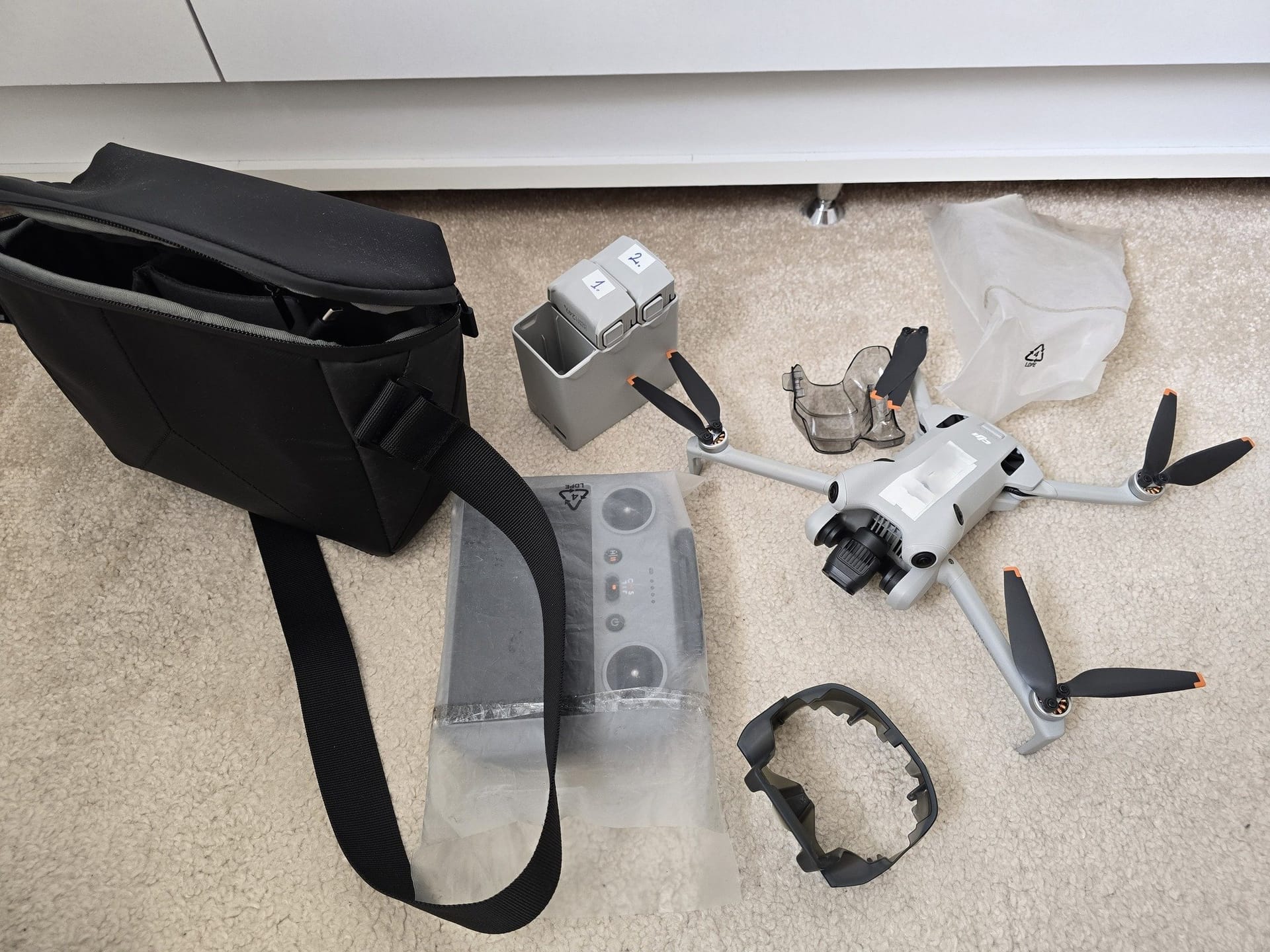 Vând DJI Mini 4 Pro Fly More Combo + DJI RC 2 (cu ecran)