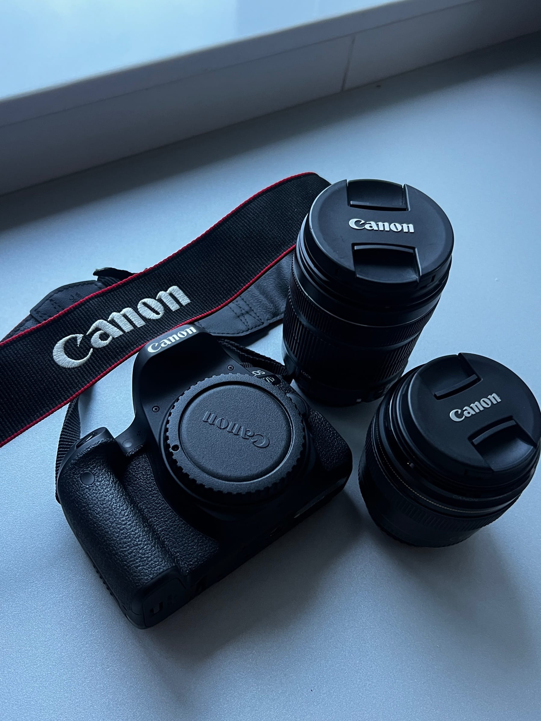Canon 77D + 85mm + 18-135mm + geantă + card 32GB | Stare excelentă