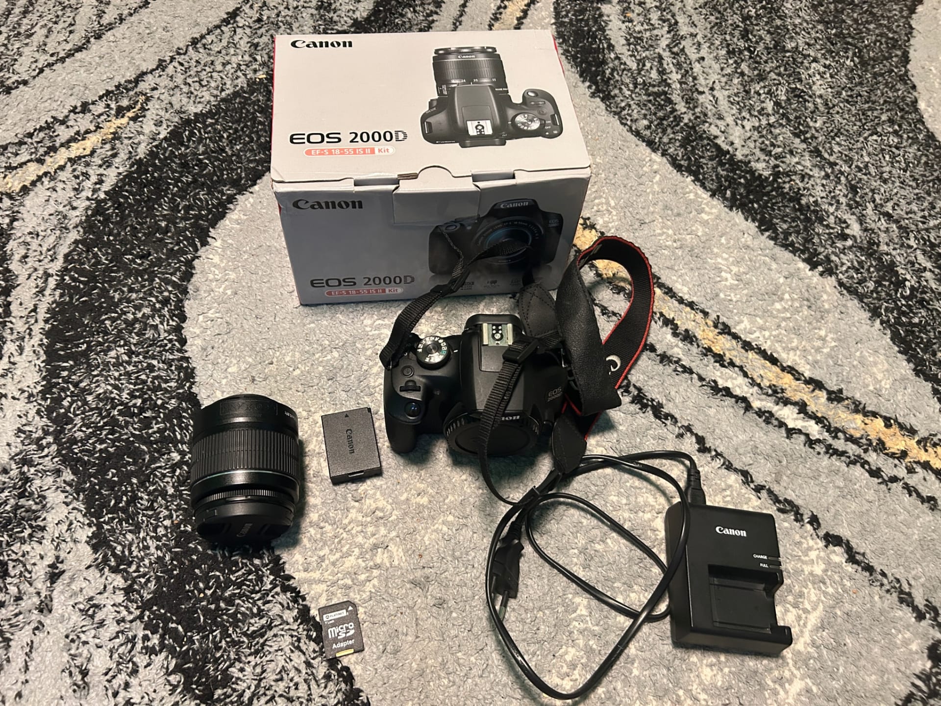 Vând Aparat Foto DSLR Canon EOS 2000D Kit (Obiectiv EF-S 18-55mm IS II) – Pachet Complet!