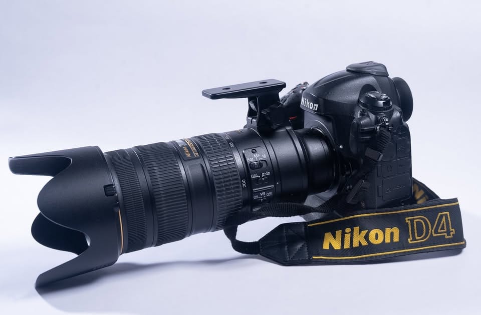 Aparat foto Nikon D4, gama profesională